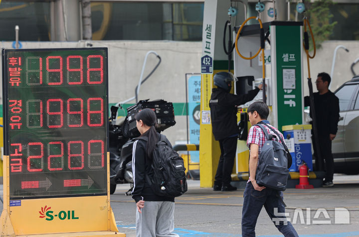 [서울=뉴시스] 29일(현지 시간) 인베스팅닷컴에 따르면 한국시간 오전 10시 15분 기준 국제 유가 기준인 브렌트유는 3.07% 오른 배럴당 108.57달러에 거래되고 있다. 사진은 29일 서울시내 주유소에 적힌 유가정보 모습. 2026.03.30.