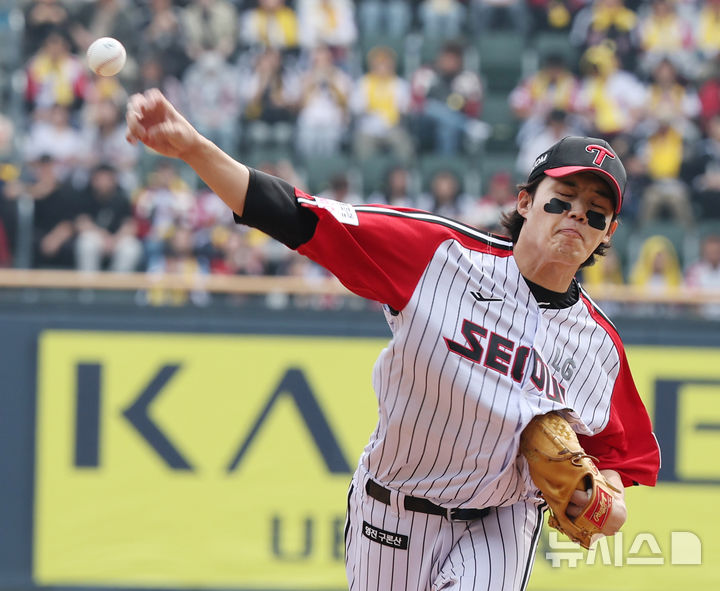 [서울=뉴시스] 박주성 기자 = 29일 오후 서울 송파구 잠실야구장에서 열린 2026 신한 SOL KBO리그 KT 위즈와 LG 트윈스의 경기, LG 선발 임찬규가 역투하고 2026.03.29. park7691@newsis.com