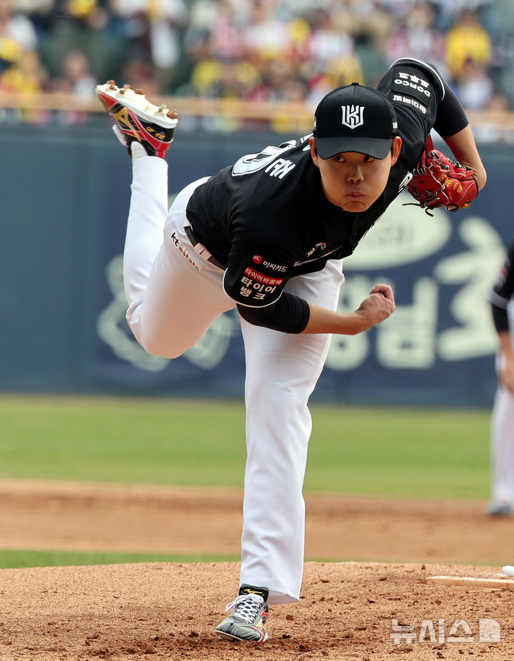 [서울=뉴시스] 박주성 기자 = 29일 오후 서울 송파구 잠실야구장에서 열린 2026 신한 SOL KBO리그 KT 위즈와 LG 트윈스의 경기, KT 선발 소형준이 역투하고 2026.03.29. park7691@newsis.com