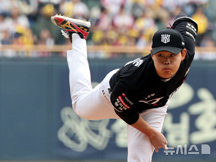 [서울=뉴시스] 박주성 기자 = 29일 오후 서울 송파구 잠실야구장에서 열린 2026 신한 SOL KBO리그 KT 위즈와 LG 트윈스의 경기, KT 선발 소형준이 역투하고 2026.03.29. park7691@newsis.com