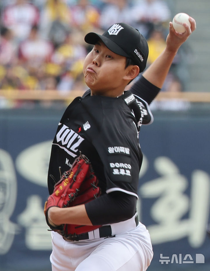 [서울=뉴시스] 박주성 기자 = 29일 오후 서울 송파구 잠실야구장에서 열린 2026 신한 SOL KBO리그 KT 위즈와 LG 트윈스의 경기, KT 선발 소형준이 역투하고 2026.03.29. park7691@newsis.com