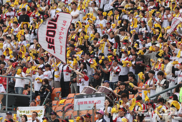 [서울=뉴시스] 박주성 기자 = 2026 신한 SOL KBO리그가 개막한 29일 오후 서울 송파구 잠실야구장에서 열린 LG 트윈스와 KT 위즈의 경기를 찾은 만원 관중이 열띤 응원을 하고 있다. 2026.03.29. park7691@newsis.com