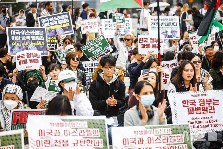 [서울=뉴시스] 정병혁 기자 = 29일 서울 종로구 열린송현광장에서 열린 '트럼프, 네타냐후의 전쟁에 반대한다' 땅의날 50주년 전국집중행동의날에서 참가자들이 구호를 외치고 있다. 2026.03.29. jhope@newsis.com