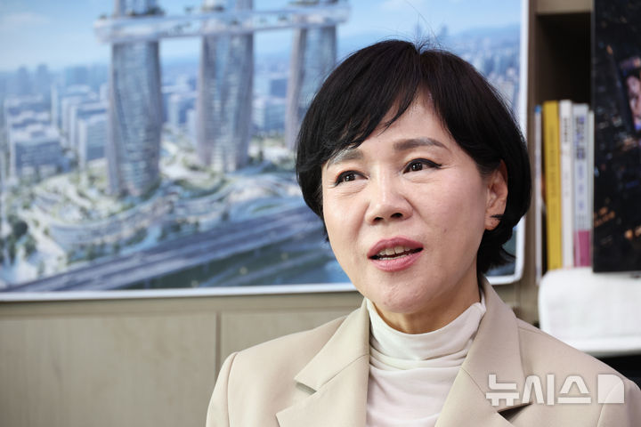 [서울=뉴시스] 김금보 기자 = 전현희 더불어민주당 서울시장 본경선 후보가 29일 오후 서울 여의도 국회 의원회관 자신의 사무실에서 뉴시스와 인터뷰를 하고 있다. 2026.03.30. kgb@newsis.com