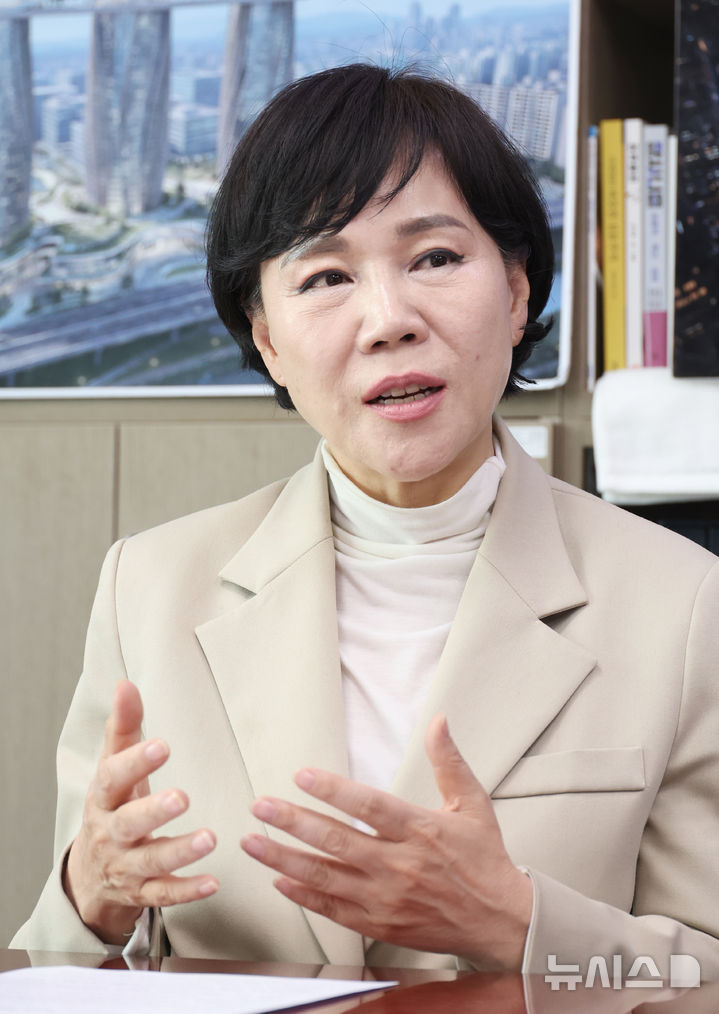 [서울=뉴시스] 김금보 기자 = 전현희 더불어민주당 서울시장 본경선 후보가 29일 오후 서울 여의도 국회 의원회관 자신의 사무실에서 뉴시스와 인터뷰를 하고 있다. 2026.03.30. kgb@newsis.com