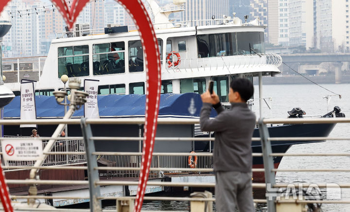 [서울=뉴시스] 최진석 기자 = 29일 서울 영등포구 여의도 유람선 선착장에서 관계자들이 정박된 유람선을 점검하고 있다. 2026.3.29 myjs@newsis.com