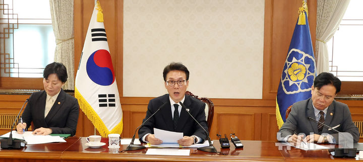 [서울=뉴시스] 추상철 기자 = 김민석 국무총리가 29일 오후 서울 종로구 정부서울청사에서 열린 비상경제본부회의에서 발언하고 있다. 2026.03.29. scchoo@newsis.com