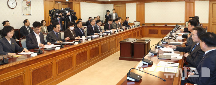 [서울=뉴시스] 추상철 기자 = 김민석 국무총리가 29일 오후 서울 종로구 정부서울청사에서 열린 비상경제본부회의를 주재하고 있다. 2026.03.29. scchoo@newsis.com