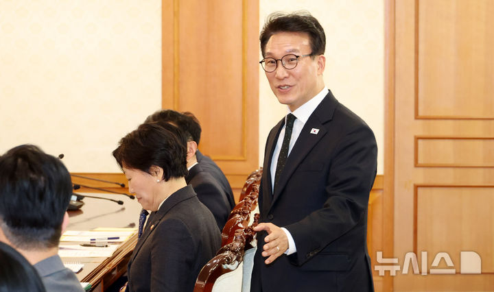 [서울=뉴시스] 추상철 기자 = 김민석 국무총리가 29일 오후 서울 종로구 정부서울청사에서 열린 비상경제본부회의에 참석하고 있다. 2026.03.29. scchoo@newsis.com