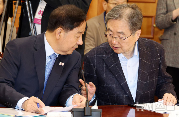 [서울=뉴시스] 추상철 기자 = 구윤철 부총리 겸 재정경제부 장관과 조현 외교부 장관이 29일 오후 서울 종로구 정부서울청사에서 열린 비상경제본부회의에서 대화하고 있다. 2026.03.29. scchoo@newsis.com