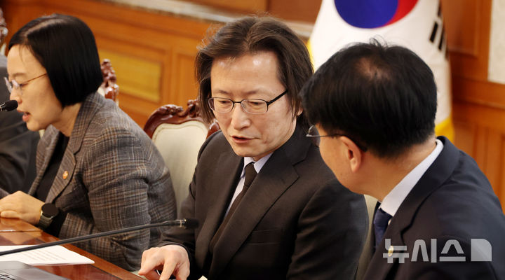 [서울=뉴시스] 추상철 기자 = 주병기 공정거래위원장이 29일 오후 서울 종로구 정부서울청사에서 열린 비상경제본부회의에서 민기 국무총리 비서실장과 대화하고 있다. 2026.03.29. scchoo@newsis.com