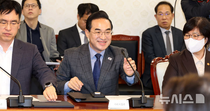 [서울=뉴시스] 추상철 기자 = 박홍근 기획예산처 장관이 29일 오후 서울 종로구 정부서울청사에서 열린 비상경제본부회의에 참석하고 있다. 2026.03.29. scchoo@newsis.com