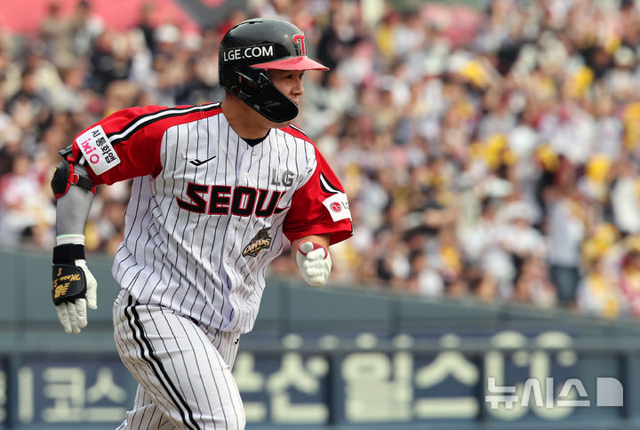 [서울=뉴시스] 박주성 기자 = 29일 오후 서울 송파구 잠실야구장에서 열린 2026 신한 SOL KBO리그 KT 위즈와 LG 트윈스의 경기, 3회말 투아웃 주자 1,2루에서 LG 문성주가 1타점 적시타를 치고 있다. 2026.03.29. park7691@newsis.com