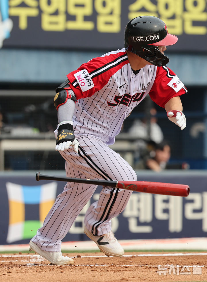 [서울=뉴시스] 박주성 기자 = 29일 오후 서울 송파구 잠실야구장에서 열린 2026 신한 SOL KBO리그 KT 위즈와 LG 트윈스의 경기, 3회말 투아웃 주자 1,2루에서 LG 문성주가 1타점 적시타를 치고 있다. 2026.03.29. park7691@newsis.com