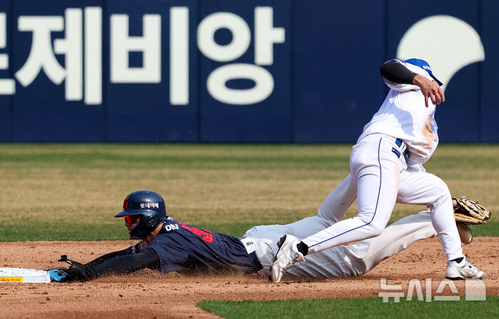 [대구=뉴시스] 이무열 기자 = 29일 대구 수성구 삼성라이온즈파크에서 열린 2026 신한 SOL KBO리그 롯데 자이언츠와 삼성 라이온즈 경기, 4회초 1사 주자 1루 상황에서 롯데 전주우 타석 때 1루 주자 윤동희가 도루를 시도하다 태그아웃 당하고 있다. 2026.03.29. lmy@newsis.com