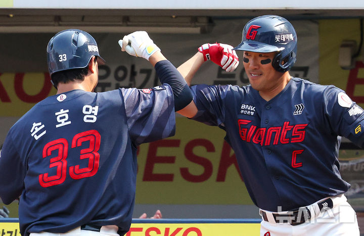 [대구=뉴시스] 이무열 기자 = 29일 대구 수성구 삼성라이온즈파크에서 열린 2026 신한 SOL KBO리그 롯데 자이언츠와 삼성 라이온즈 경기, 4회초 1사 주자 없는 상황에서 롯데 손호영이 솔로 홈런을 친 뒤 더그아웃에 들어서며 전준우와 하이파이브를 하고 있다. 2026.03.29. lmy@newsis.com