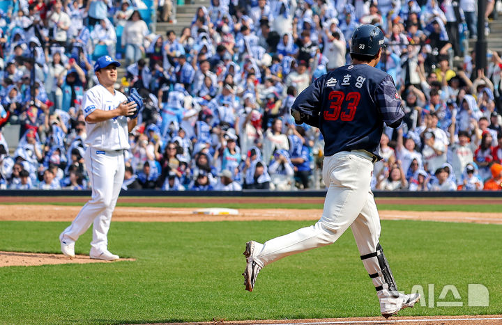 [대구=뉴시스] 이무열 기자 = 29일 대구 수성구 삼성라이온즈파크에서 열린 2026 신한 SOL KBO리그 롯데 자이언츠와 삼성 라이온즈 경기, 4회초 1사 주자 없는 상황에서 롯데 손호영이 솔로 홈런을 친 뒤 그라운드를 돌고 있다. 2026.03.29. lmy@newsis.com