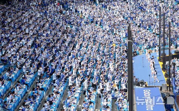[대구=뉴시스] 이무열 기자 = 29일 대구 수성구 삼성라이온즈파크에서 열린 2026 신한 SOL KBO리그 롯데 자이언츠와 삼성 라이온즈의 경기에서 관중들이 열띤 응원을 하고 있다. 2026.03.29. lmy@newsis.com