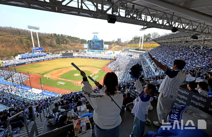 [대구=뉴시스] 이무열 기자 = 29일 대구 수성구 삼성라이온즈파크에서 열린 2026 신한 SOL KBO리그 롯데 자이언츠와 삼성 라이온즈의 경기에서 관중들이 열띤 응원을 하고 있다. 2026.03.29. lmy@newsis.com