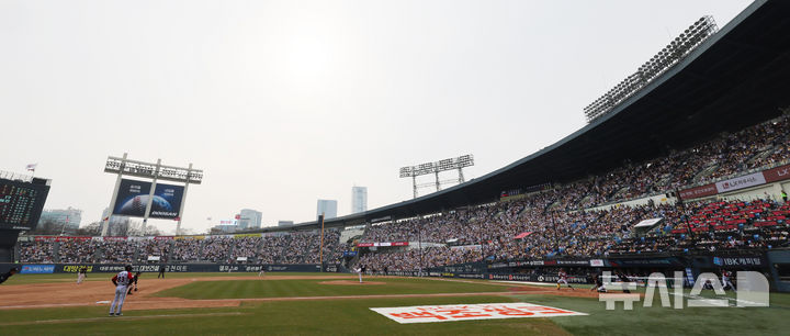 [서울=뉴시스] 박주성 기자 = 2026 신한 SOL KBO리그가 개막한 29일 오후 서울 송파구 잠실야구장에서 열린 LG 트윈스와 KT 위즈의 경기를 찾은 만원 관중이 열띤 응원을 하고 있다. 2026.03.29. park7691@newsis.com