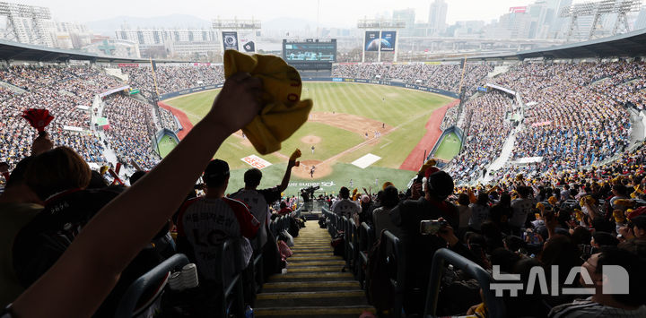 "응원도 식후경" 식품업계, 야구장 입점 경쟁 대결 뜨겁다 - 뉴스 썸네일 이미지