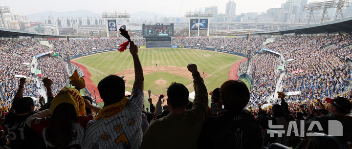 [서울=뉴시스] 박주성 기자 = 2026 신한 SOL KBO리그가 개막한 지난달 29일 오후 서울 송파구 잠실야구장에서 열린 LG 트윈스와 KT 위즈의 경기를 찾은 만원 관중이 열띤 응원을 하고 있다. (사진=뉴시스DB) park7691@newsis.com