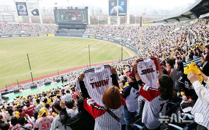 [서울=뉴시스] 박주성 기자 = 2026 신한 SOL KBO리그가 개막한 29일 오후 서울 송파구 잠실야구장에서 열린 LG 트윈스와 KT 위즈의 경기를 찾은 만원 관중이 열띤 응원을 하고 있다. 2026.03.29. park7691@newsis.com