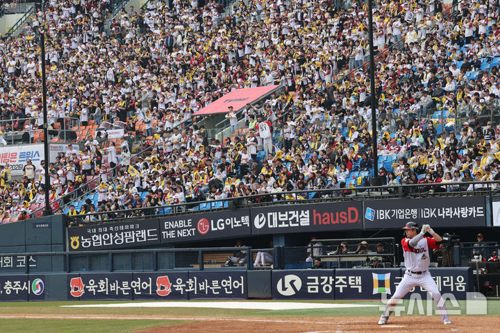 [서울=뉴시스] 박주성 기자 = 2026 신한 SOL KBO리그가 개막한 29일 오후 서울 송파구 잠실야구장에서 열린 LG 트윈스와 KT 위즈의 경기를 찾은 만원 관중이 열띤 응원을 하고 있다. 2026.03.29. park7691@newsis.com