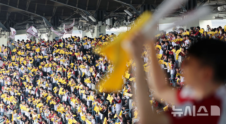 [서울=뉴시스] 박주성 기자 = 2026 신한 SOL KBO리그가 개막한 29일 오후 서울 송파구 잠실야구장에서 열린 LG 트윈스와 KT 위즈의 경기를 찾은 만원 관중이 열띤 응원을 하고 있다. 2026.03.29. park7691@newsis.com