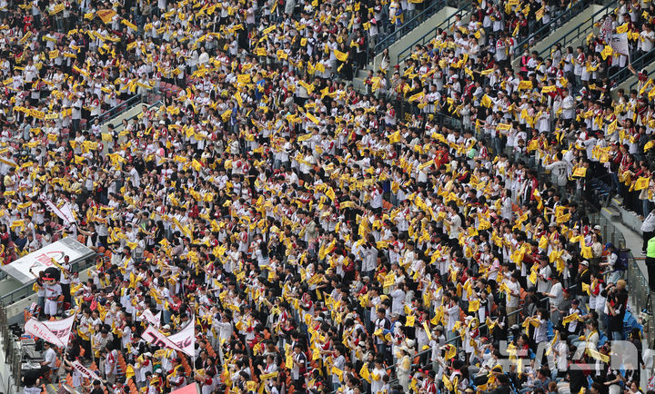 [서울=뉴시스] 박주성 기자 = 2026 신한 SOL KBO리그가 개막한 29일 오후 서울 송파구 잠실야구장에서 열린 LG 트윈스와 KT 위즈의 경기를 찾은 만원 관중이 열띤 응원을 하고 있다. 2026.03.29. park7691@newsis.com