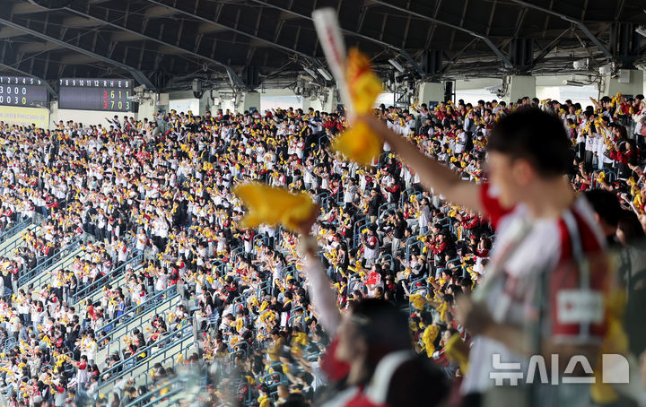 [서울=뉴시스] 박주성 기자 = 2026 신한 SOL KBO리그가 개막한 29일 오후 서울 송파구 잠실야구장에서 열린 LG 트윈스와 KT 위즈의 경기를 찾은 만원 관중이 열띤 응원을 하고 있다. 2026.03.29. park7691@newsis.com