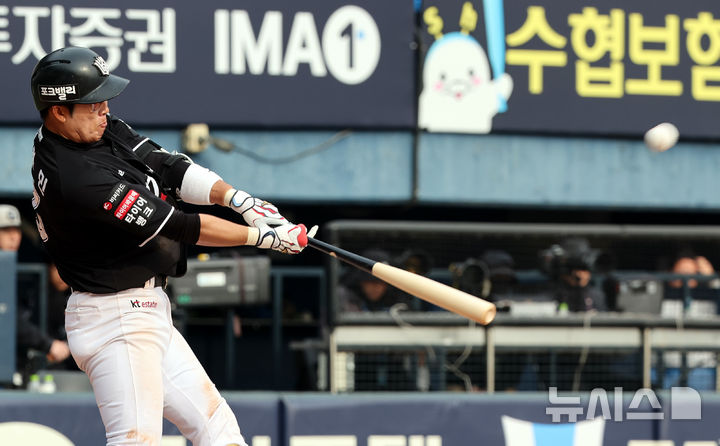 [서울=뉴시스] 박주성 기자 = 29일 오후 서울 송파구 잠실야구장에서 열린 2026 신한 SOL KBO리그 KT 위즈와 LG 트윈스의 경기, 6회초 투아웃 주자 1루에서 KT 허경민이 동점 투런 홈런을 치고 있다. 2026.03.29. park7691@newsis.com