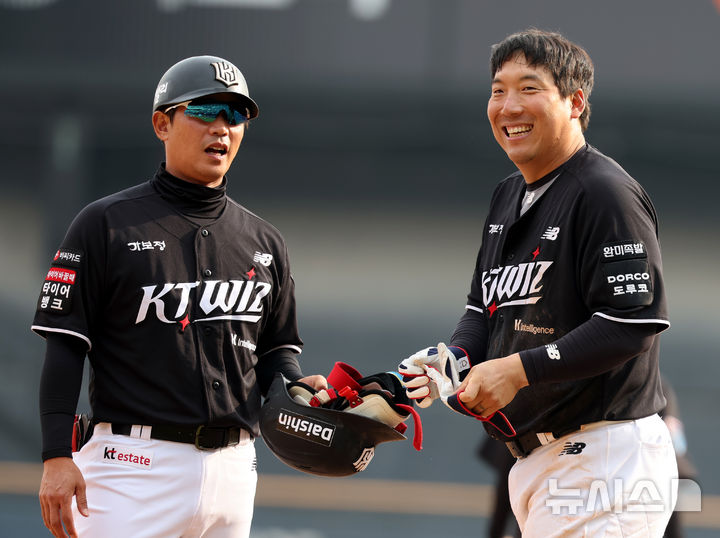 [서울=뉴시스] 박주성 기자 = 29일 오후 서울 송파구 잠실야구장에서 열린 2026 신한 SOL KBO리그 KT 위즈와 LG 트윈스의 경기, 7회초 1아웃 주자 1루에서 KT 김현수(오른쪽)가 병살을 친 후 박경수 1루 주루코치와 아쉬워하고 있다. 2026.03.29. park7691@newsis.com