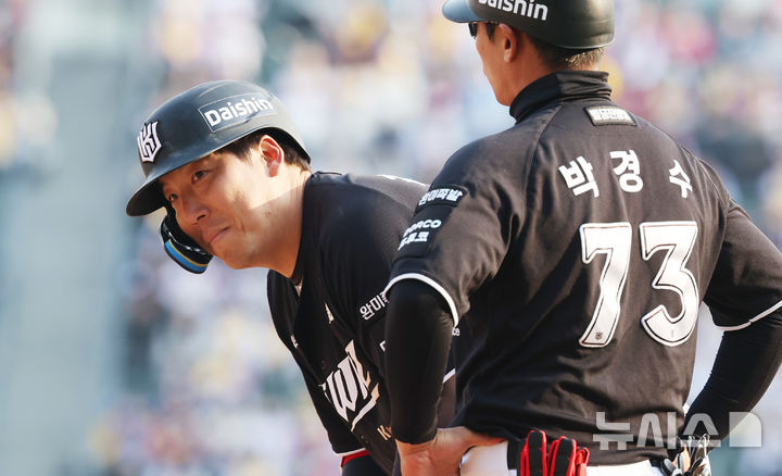 [서울=뉴시스] 박주성 기자 = 29일 오후 서울 송파구 잠실야구장에서 열린 2026 신한 SOL KBO리그 KT 위즈와 LG 트윈스의 경기, 9회초 노아웃 주자 1루 3루에서 KT 김현수가 역전 1타점 적시타를 치고 LG 덕아웃을 보고 있다. 2026.03.29. park7691@newsis.com