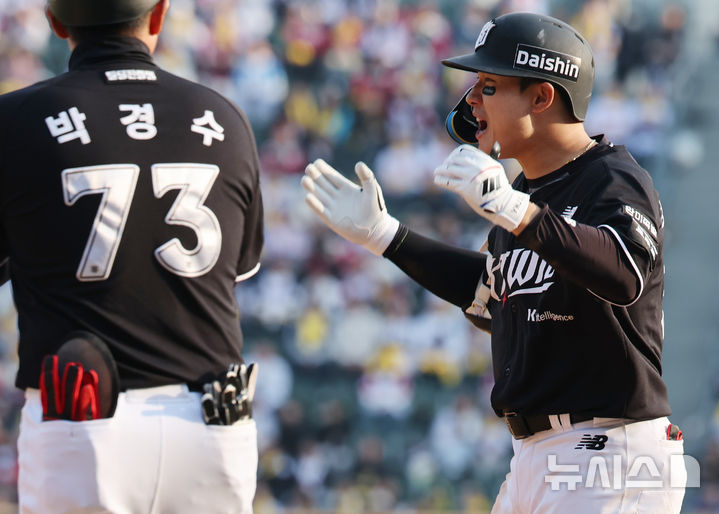 [서울=뉴시스] 박주성 기자 = 29일 오후 서울 송파구 잠실야구장에서 열린 2026 신한 SOL KBO리그 KT 위즈와 LG 트윈스의 경기, 9회초 노아웃 주자 1루에서 KT 최원준이 안타를 치고 환호하고 있다. 2026.03.29. park7691@newsis.com