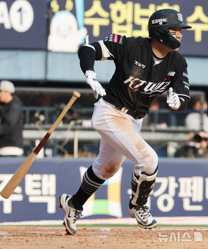 [서울=뉴시스] 박주성 기자 = 29일 오후 서울 송파구 잠실야구장에서 열린 2026 신한 SOL KBO리그 KT 위즈와 LG 트윈스의 경기, 9회초 노아웃 주자 1루에서 KT 최원준이 안타를 치고 있다. 2026.03.29. park7691@newsis.com