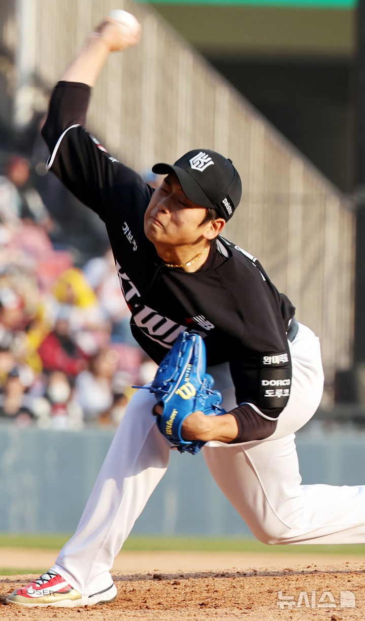 [서울=뉴시스] 박주성 기자 = 29일 오후 서울 송파구 잠실야구장에서 열린 2026 신한 SOL KBO리그 KT 위즈와 LG 트윈스의 경기, 9회말 KT 마무리 박영현이 역투하고 있다. 2026.03.29. park7691@newsis.com