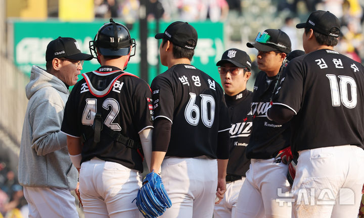 [서울=뉴시스] 박주성 기자 = 29일 오후 서울 송파구 잠실야구장에서 열린 2026 신한 SOL KBO리그 KT 위즈와 LG 트윈스의 경기, 9회말 원아웃 주자 1루에서 KT 이강철 감독이 마운드에 올라와 선수들과 이야기를 나누고 있다. 2026.03.29. park7691@newsis.com