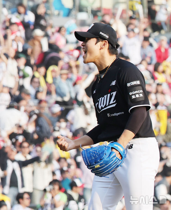 [서울=뉴시스] 박주성 기자 = 29일 오후 서울 송파구 잠실야구장에서 열린 2026 신한 SOL KBO리그 KT 위즈와 LG 트윈스의 경기, 9회말 KT 마무리 박영현이 경기를 승리 한 후 환호하고 있다. 2026.03.29. park7691@newsis.com