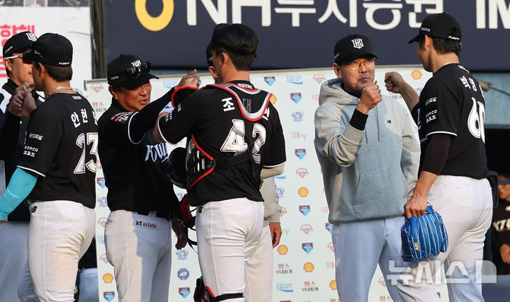 [서울=뉴시스] 박주성 기자 = 29일 오후 서울 송파구 잠실야구장에서 열린 2026 신한 SOL KBO리그 KT 위즈와 LG 트윈스의 경기, KT 위즈가 LG 트윈스에게 6대5로 승리 후 이강철 감독이 마무리 투수 이영현과 기쁨을 나누고 있다. 2026.03.29. park7691@newsis.com