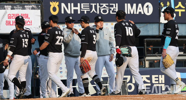 [서울=뉴시스] 박주성 기자 = 29일 오후 서울 송파구 잠실야구장에서 열린 2026 신한 SOL KBO리그 KT 위즈와 LG 트윈스의 경기, KT 위즈가 LG 트윈스에게 6대5로 승리 후 이강철 감독과 코칭스테프가 선수들과 인사를 나누고 있다. 2026.03.29. park7691@newsis.com