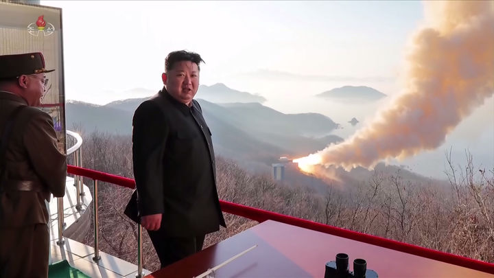 [서울=뉴시스] 북한 조선중앙TV는 김정은 국무위원장이 탄소섬유복합재료를 이용한 대출력 고체발동기(엔진) 지상분출시험을 참관했다고 29일 보도했다. (사진=조선중앙TV 캡처) 2026.03.29. photo@newsis.com *재판매 및 DB 금지