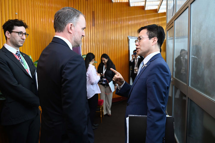 [서울=뉴시스] 조성우 기자 = 여한구 산업통상자원부 통상교섭본부장이 27일(현지 시간) 카메룬 야운데에서 열린 제14차 세계무역기구(WTO) 각료회의(MC-14)에서 제이미슨 그리어 미국 무역대표부(USTR) 대표와 면담을 하고 있다. (사진=산업통상자원부 제공) 2026.03.29. photo@newsis.com *재판매 및 DB 금지