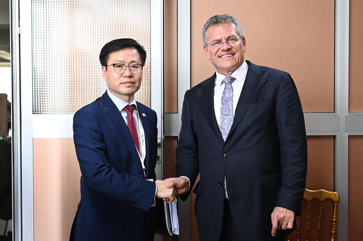 [서울=뉴시스] 조성우 기자 = 여한구 산업통상자원부 통상교섭본부장이 28일(현지 시간) 카메룬 야운데에서 열린 제14차 세계무역기구(WTO) 각료회의(MC-14)에서 마로시 셰프초비치 유럽연합(EU) 집행위원회 통상·경제안보 집행위원과 면담, 기념촬영을 하고 있다. (사진=산업통상자원부 제공) 2026.03.29. photo@newsis.com *재판매 및 DB 금지