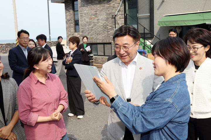 [서울=뉴시스] 조성우 기자 = 윤호중 행정안전부 장관이 지난 29일 오후 제주 구좌읍 세화리 마을공동체 현장을 방문해 우수사례 등을 확인하고 주민들을 격려하고 있다. (사진은 기사와 직접 관련 없습니다) 2026.03.29. photo@newsis.com *재판매 및 DB 금지