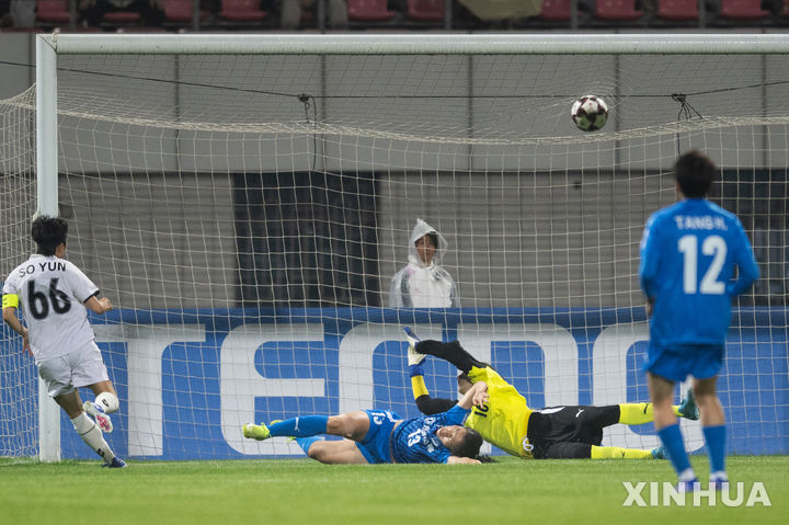 [우한=신화/뉴시스] 수원FC 위민의 지소연이 29일(현지 시간) 중국 우한 한커우 문화스포츠센터에서 열린 2025-26 아시아축구연맹(AFC) 여자 챔피언스리그(AWCL) 8강전 우한 장다와 경기 전반 11분 선제골을 넣고 있다. 수원이 4-0으로 완승하고 4강에 올라 북한 내고향체육단과 결승 진출을 다툰다. 2026.03.30.