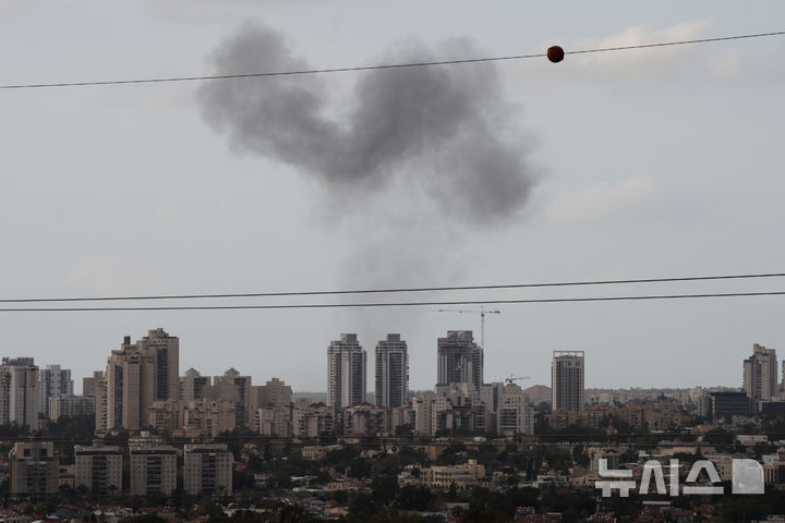 [이스라엘=AP] 2026년 3월 29일(현지 시간) 이란 미사일 공격을 받은 이스라엘 남부 베르셰바에서 연기가 피어오르고 있다. 2026.03.30.