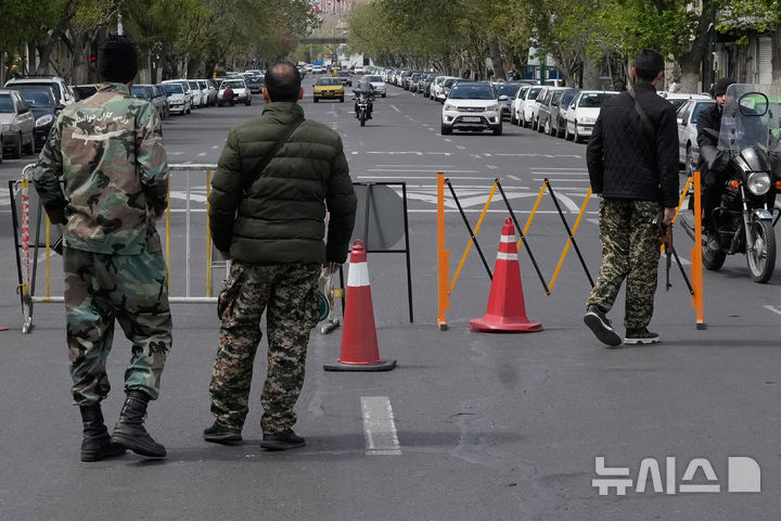 [AP/뉴시스] 지난달 29일 이란 수도 테헤란에서 자원 준군사조직 바시즈 요원들이 검문소에 서 있다 