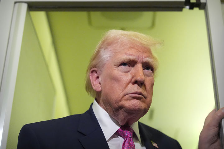 [워싱턴=AP/뉴시스]도널드 트럼프 미국 대통령이 30일(현지 시간) 미 플로리다주 웨스트팜비치에서 메릴랜드주 앤드루스합동기지로 향하는 에어포스원(대통령 전용기) 안에서 기자들과 대화하고 있다. 2026.03.30.