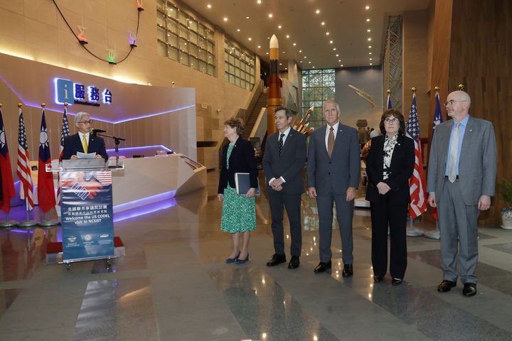 [타이베이=AP/뉴시스] 대만을 방문한 미국 상원 대표단이 30일 오후 대만 국책 방산연구소인 국가중산과학연구원(중과원)을 참관하고 있다. 2026.03.31 